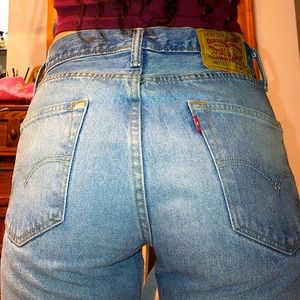 VINTAGE MID-WAIST LIGHT WASH WOMEN’S LEVI’S